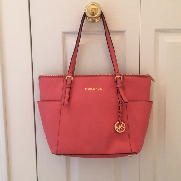 Michael Kors Handbags - Gently used Michael kors purse. No low ball offers